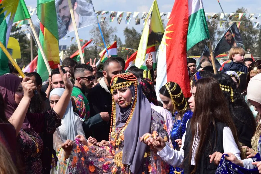En imágenes y vídeos: celebraciones de Newroz en ciudades de Rojava