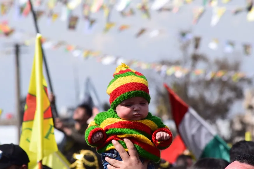 En imágenes y vídeos: celebraciones de Newroz en ciudades de Rojava