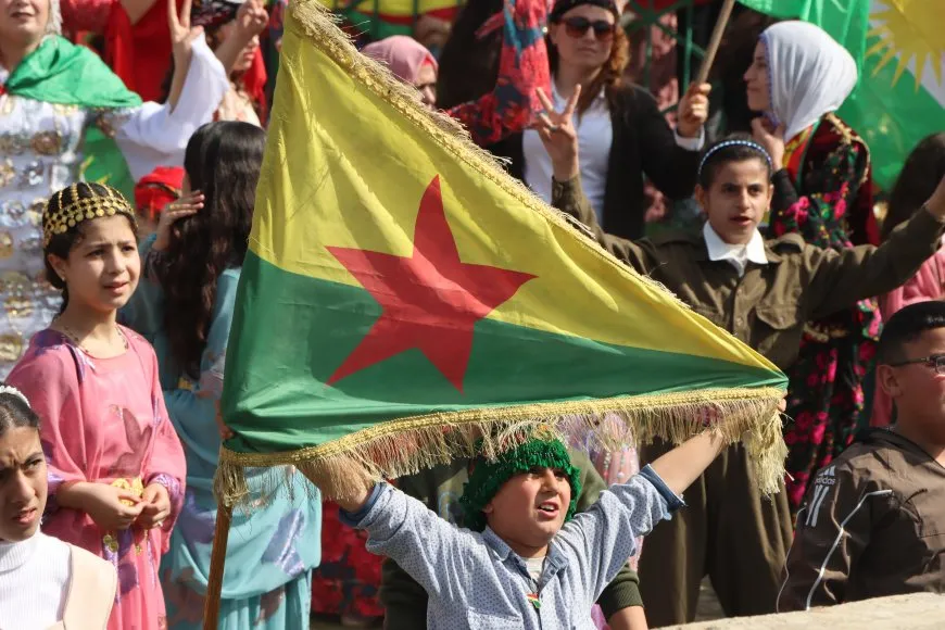 En imágenes y vídeos: celebraciones de Newroz en ciudades de Rojava