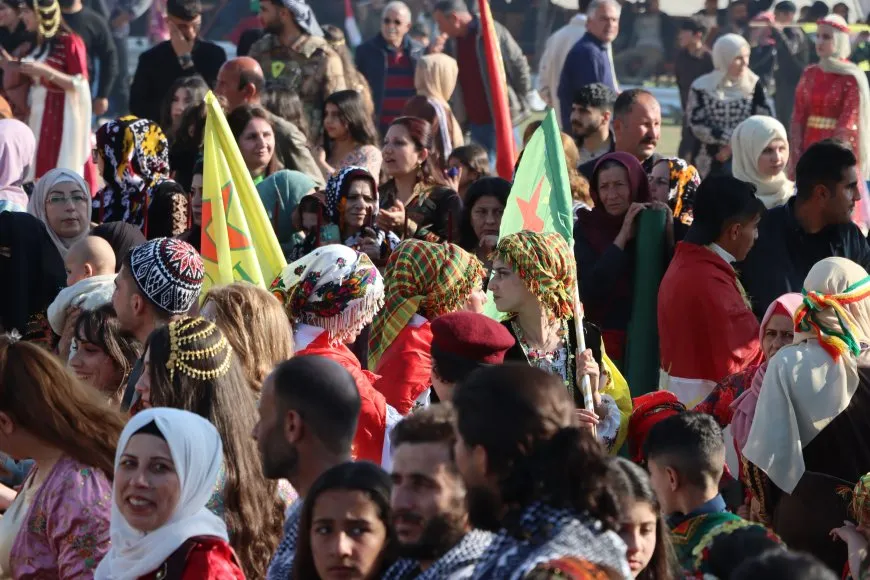 En imágenes y vídeos: celebraciones de Newroz en ciudades de Rojava