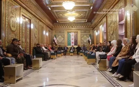 El gobernador de Hasaka discute la aceleración de la implementación del Decreto 13 con los comités de naturalización
