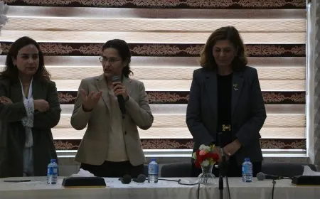 Ilham Ahmed aborda el expediente de detenidos y el papel de la mujer con la ministra de Asuntos Sociales