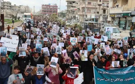 Miles se manifiestan en Kobanê para exigir la liberación de prisioneros detenidos