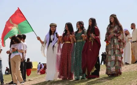 Celebración del Miércoles Rojo en Amuda destaca la defensa de los derechos yazidíes