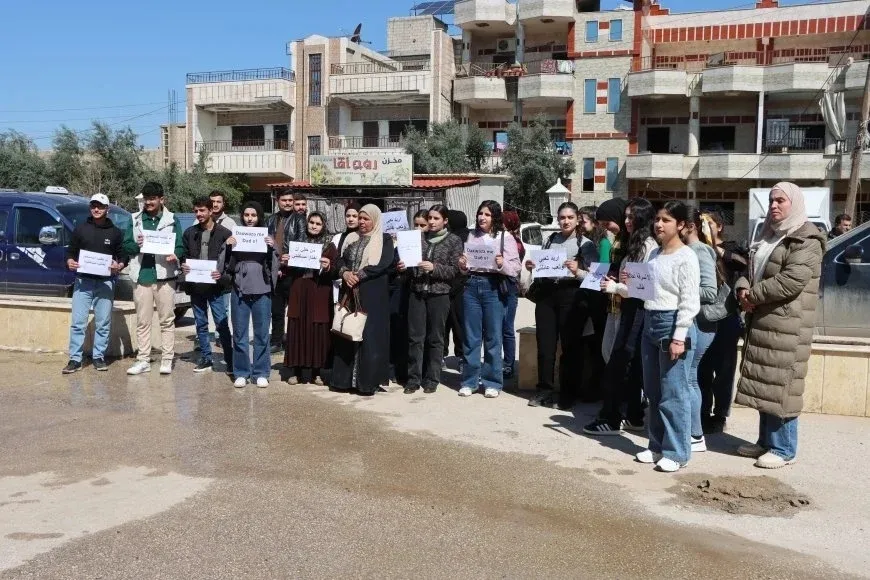 La administración de la Universidad de Rojava se reúne con estudiantes en protesta