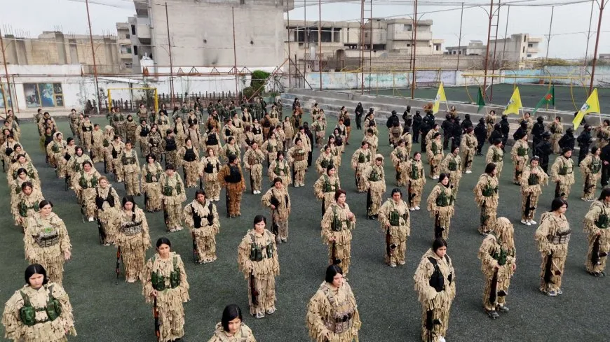 Las YPJ conmemoran el cumpleaños del líder Ocalan y su aniversario con un desfile militar en Kobanê