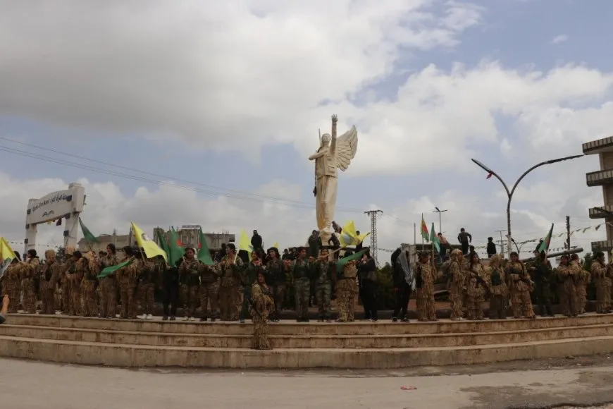 Las YPJ conmemoran el cumpleaños del líder Ocalan y su aniversario con un desfile militar en Kobanê