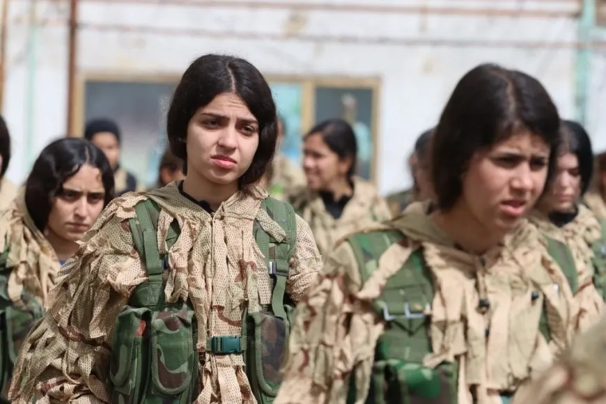 Las YPJ conmemoran el cumpleaños del líder Ocalan y su aniversario con un desfile militar en Kobanê