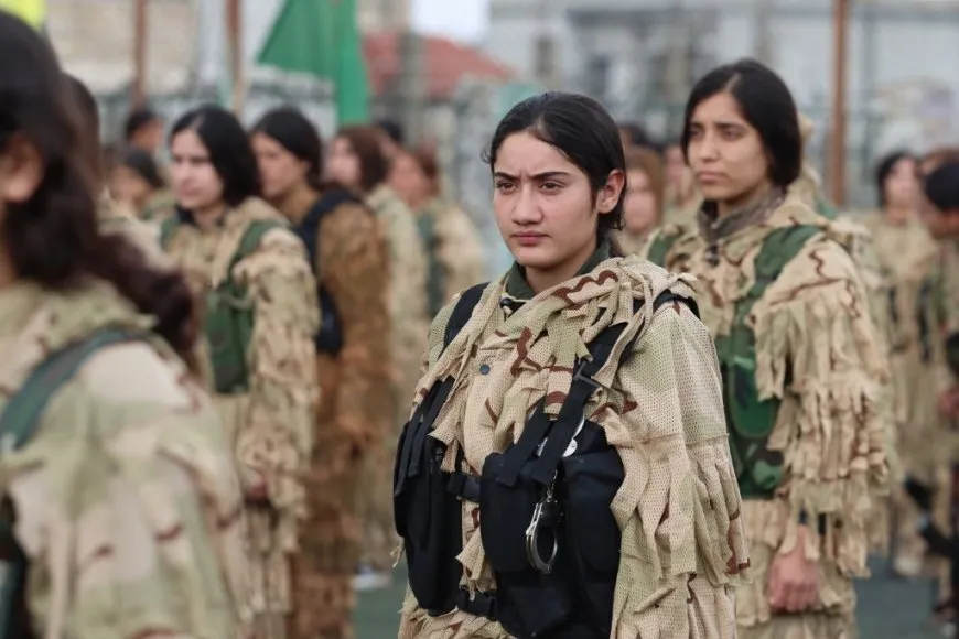 Las YPJ conmemoran el cumpleaños del líder Ocalan y su aniversario con un desfile militar en Kobanê