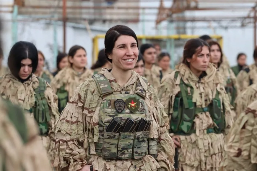 Las YPJ conmemoran el cumpleaños del líder Ocalan y su aniversario con un desfile militar en Kobanê