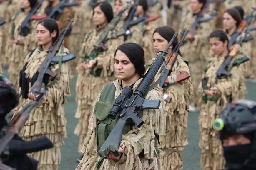 Las YPJ conmemoran el cumpleaños del líder Ocalan y su aniversario con un desfile militar en Kobanê