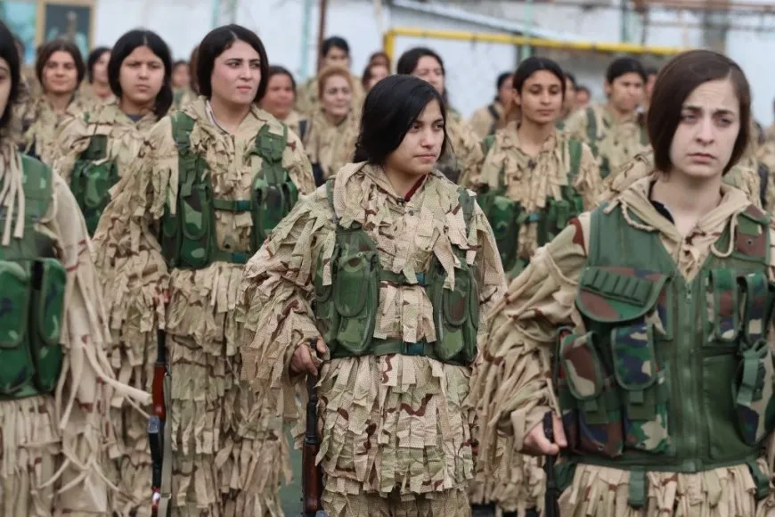 Las YPJ conmemoran el cumpleaños del líder Ocalan y su aniversario con un desfile militar en Kobanê