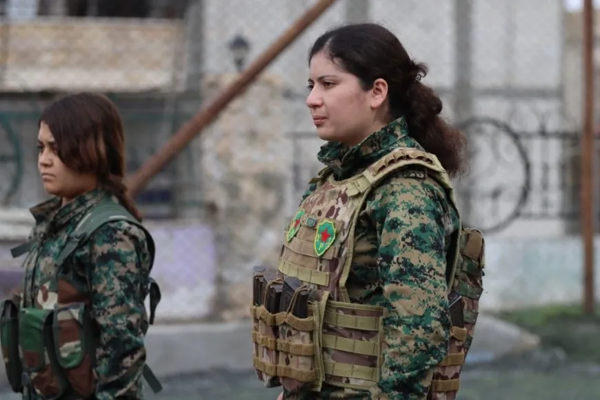 Las YPJ conmemoran el cumpleaños del líder Ocalan y su aniversario con un desfile militar en Kobanê
