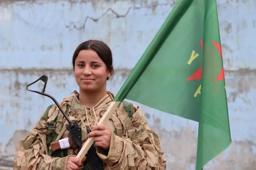 Las YPJ conmemoran el cumpleaños del líder Ocalan y su aniversario con un desfile militar en Kobanê
