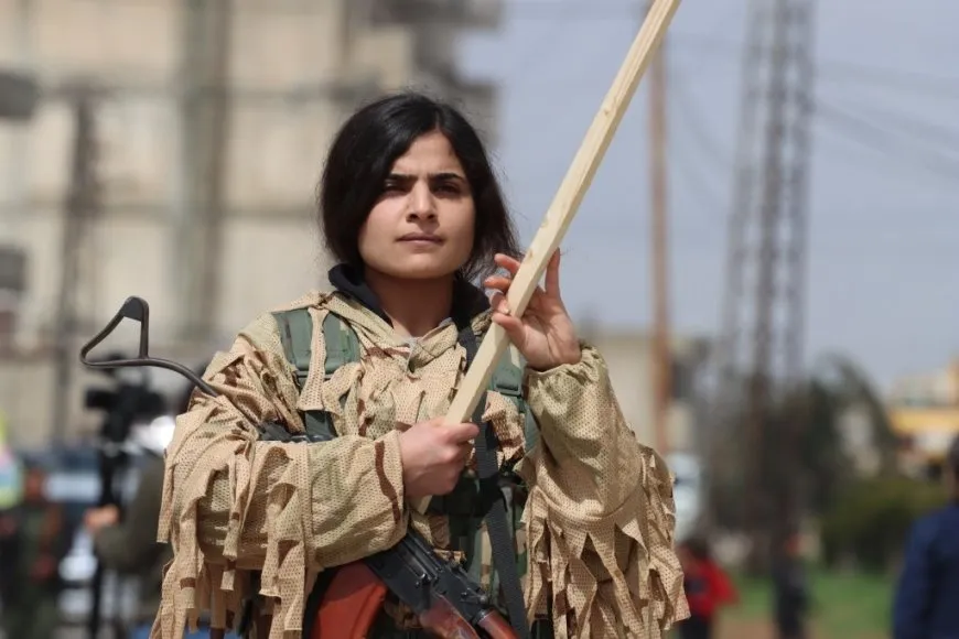 Las YPJ conmemoran el cumpleaños del líder Ocalan y su aniversario con un desfile militar en Kobanê