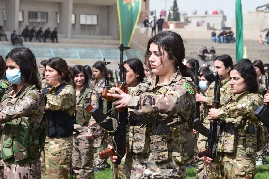 Miles de personas celebran en Qamishlo el cumpleaños de Ocalan y la fundación de las YPJ