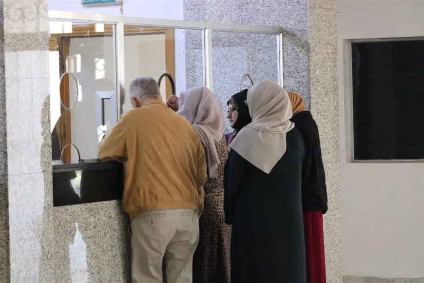 Kurdos privados de la ciudadanía presentan solicitudes en el registro civil de Darbasiyah