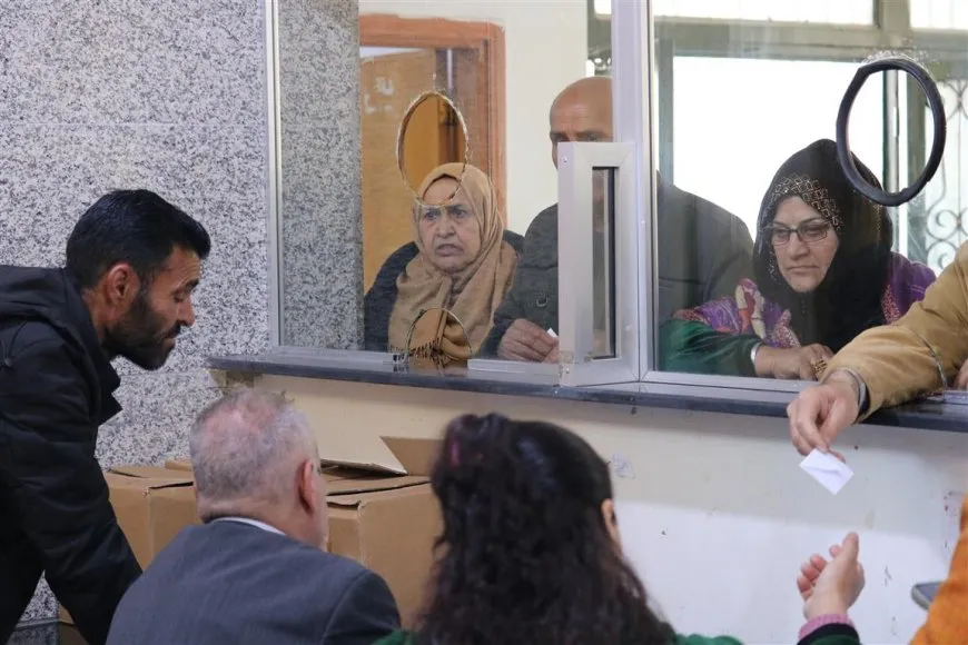 Kurdos privados de la ciudadanía presentan solicitudes en el registro civil de Darbasiyah