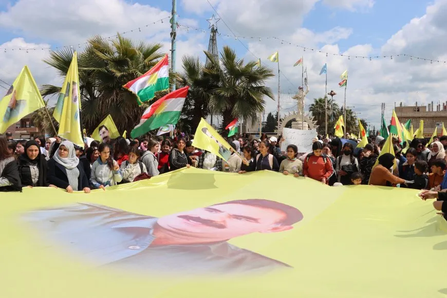 Masiva manifestación en Amuda respalda al Kurdistán del Sur y Rojhelat y exige unidad kurda