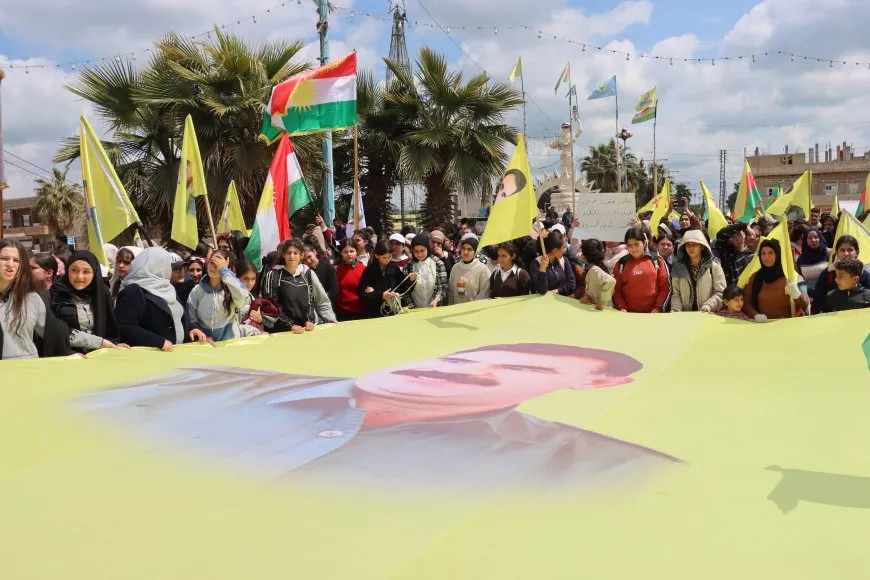 Masiva manifestación en Amuda respalda al Kurdistán del Sur y Rojhelat y exige unidad kurda