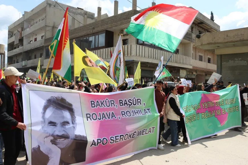 Masiva manifestación en Amuda respalda al Kurdistán del Sur y Rojhelat y exige unidad kurda