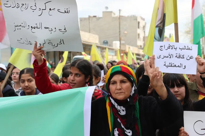 Masiva manifestación en Amuda respalda al Kurdistán del Sur y Rojhelat y exige unidad kurda