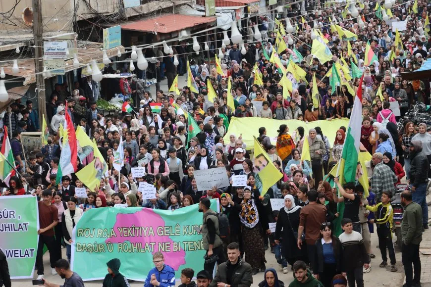 Masiva manifestación en Amuda respalda al Kurdistán del Sur y Rojhelat y exige unidad kurda