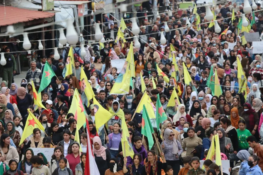 Masiva manifestación en Amuda respalda al Kurdistán del Sur y Rojhelat y exige unidad kurda