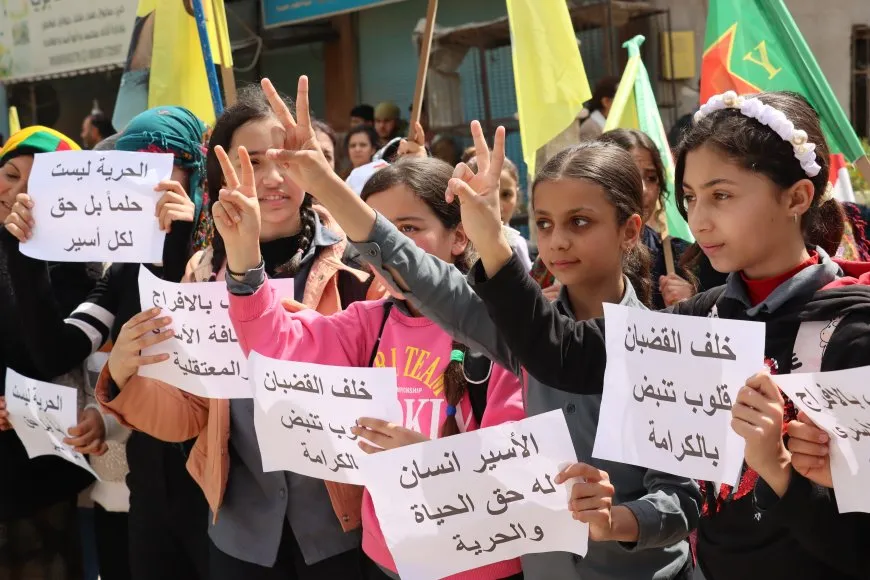 Masiva manifestación en Amuda respalda al Kurdistán del Sur y Rojhelat y exige unidad kurda