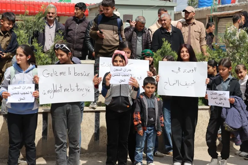 Masiva manifestación en Amuda respalda al Kurdistán del Sur y Rojhelat y exige unidad kurda
