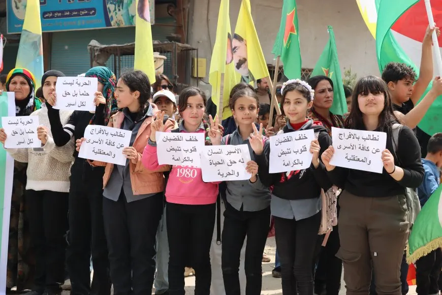 Masiva manifestación en Amuda respalda al Kurdistán del Sur y Rojhelat y exige unidad kurda