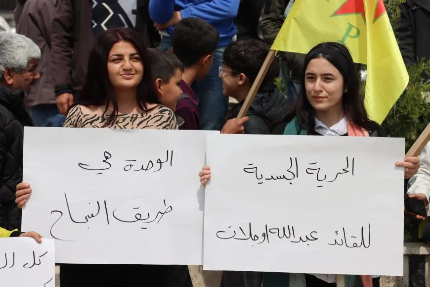 Masiva manifestación en Amuda respalda al Kurdistán del Sur y Rojhelat y exige unidad kurda