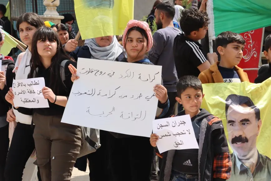 Masiva manifestación en Amuda respalda al Kurdistán del Sur y Rojhelat y exige unidad kurda