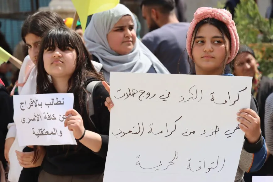 Masiva manifestación en Amuda respalda al Kurdistán del Sur y Rojhelat y exige unidad kurda