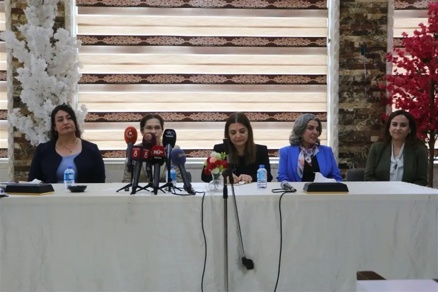 Ilham Ahmed aborda el expediente de detenidos y el papel de la mujer con la ministra de Asuntos Sociales