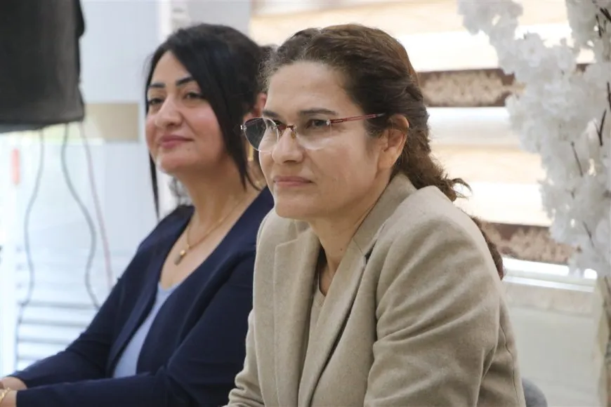 Ilham Ahmed aborda el expediente de detenidos y el papel de la mujer con la ministra de Asuntos Sociales