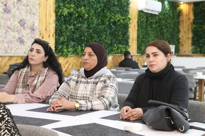 Ilham Ahmed aborda el expediente de detenidos y el papel de la mujer con la ministra de Asuntos Sociales