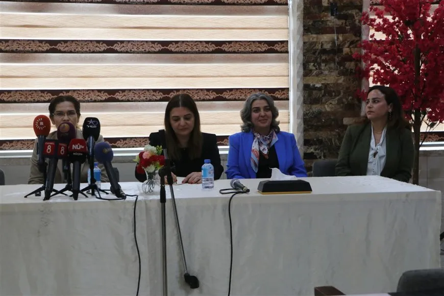Ilham Ahmed aborda el expediente de detenidos y el papel de la mujer con la ministra de Asuntos Sociales