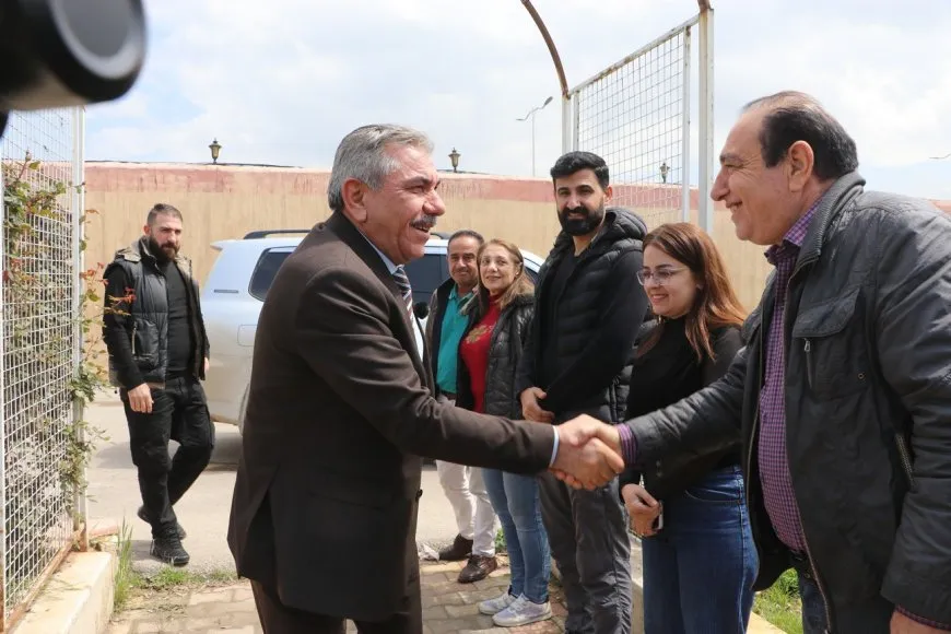El gobernador de Hasaka inspecciona centros de solicitud de ciudadanía y supervisa el funcionamiento