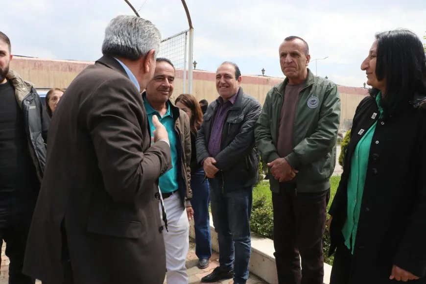 El gobernador de Hasaka inspecciona centros de solicitud de ciudadanía y supervisa el funcionamiento