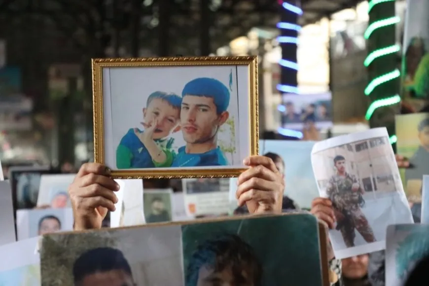 Miles se manifiestan en Kobanê para exigir la liberación de prisioneros detenidos