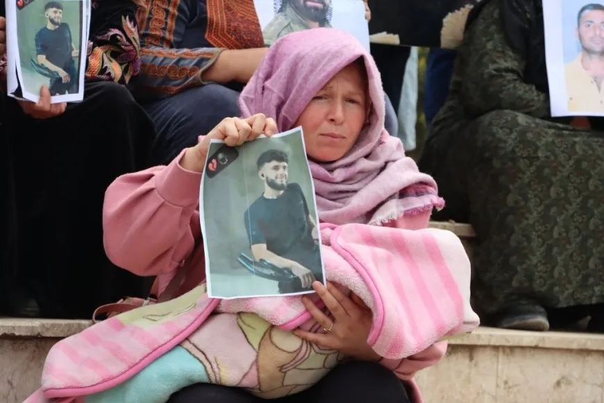 Miles se manifiestan en Kobanê para exigir la liberación de prisioneros detenidos