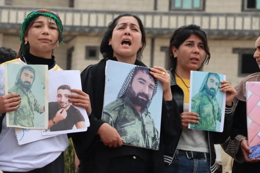 Miles se manifiestan en Kobanê para exigir la liberación de prisioneros detenidos