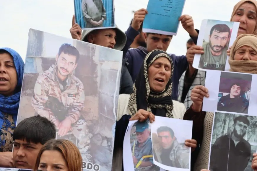 Miles se manifiestan en Kobanê para exigir la liberación de prisioneros detenidos
