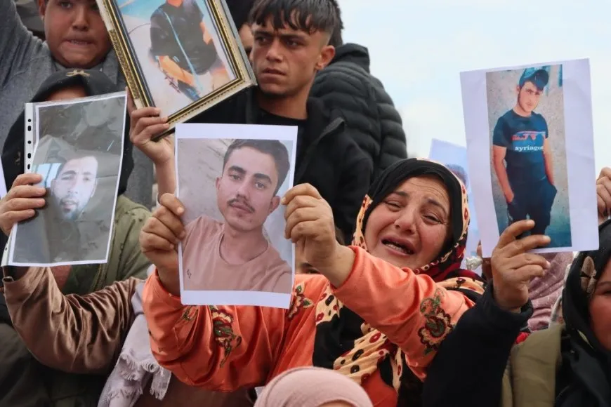 Miles se manifiestan en Kobanê para exigir la liberación de prisioneros detenidos