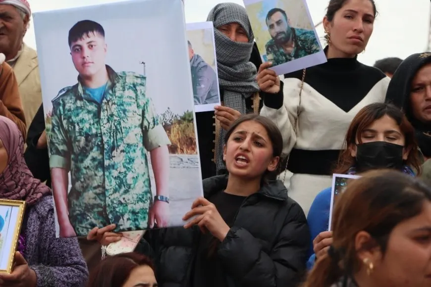Miles se manifiestan en Kobanê para exigir la liberación de prisioneros detenidos