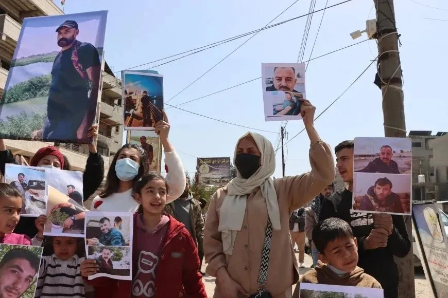 Familias de prisioneros de guerra en Qamishlo exigen la liberación de sus hijos