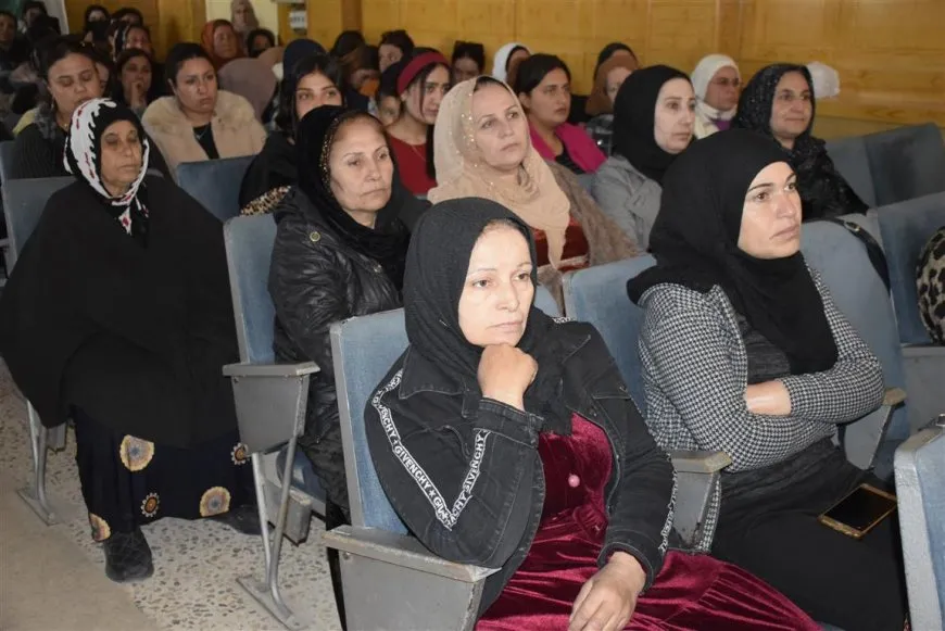Una reunión en Darbasiya aborda el papel de la mujer en la próxima fase política en Siria