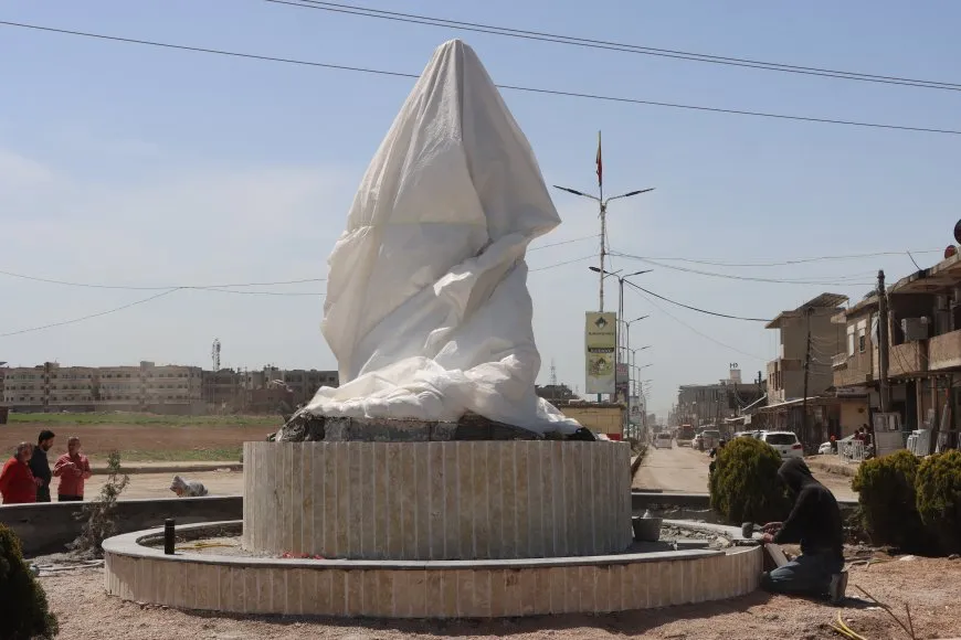El municipio de Girkê Legê erige un monumento que simboliza a la mujer y sus trenzas