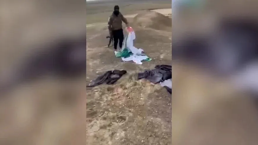 Personas desconocidas arrancan la bandera siria en Deir ez-Zor